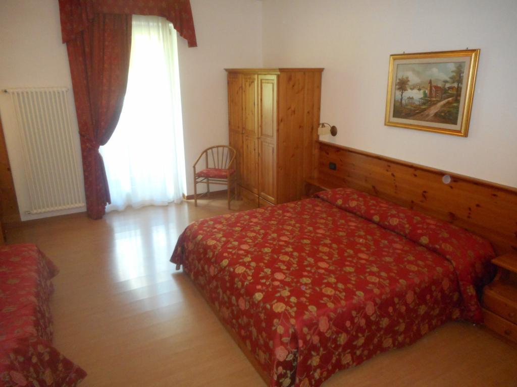 Garni Lago Alpino Molveno Szoba fotó